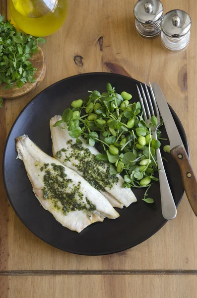 Robalo com salada — Fotografia de Stock