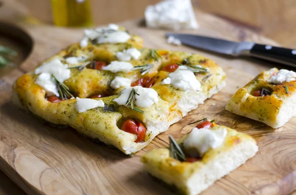 Focaccia ekmek keçi peyniri ile