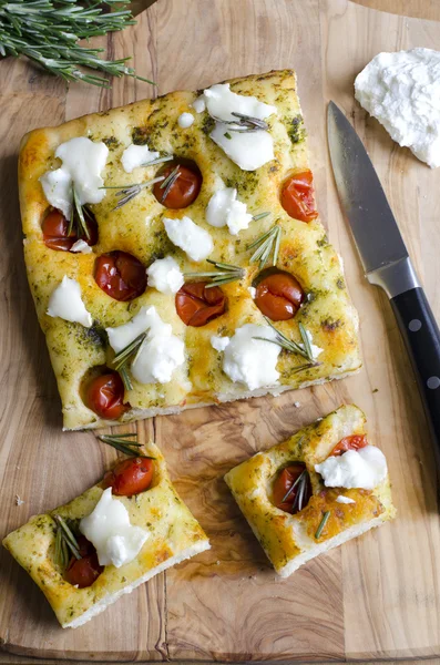 Focaccia ekmek keçi peyniri ile — Stok fotoğraf