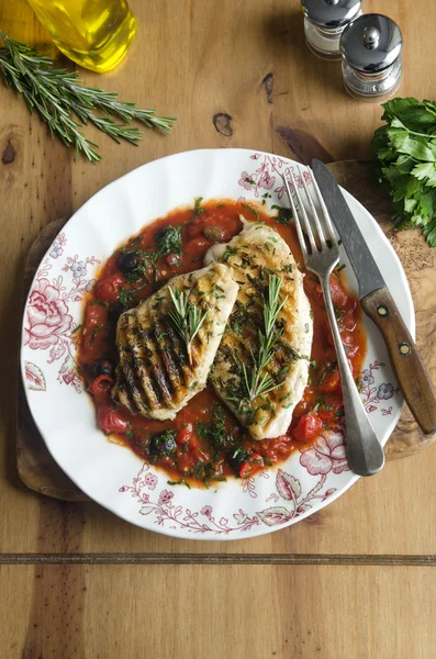 Griddled chicken and tomato sauce — Stock Photo, Image