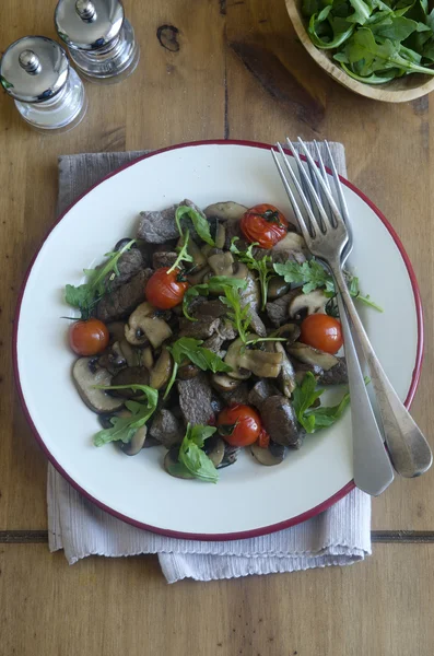 Nötkött, svamp och tomat sallad — Stockfoto