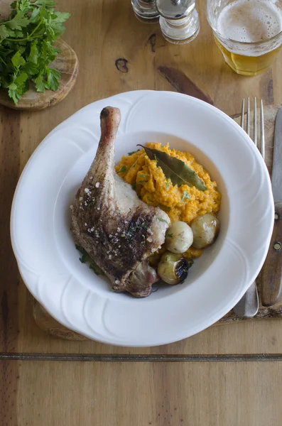 Pato asado con puré —  Fotos de Stock