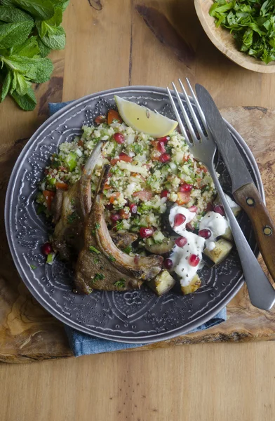 Jehněčí s tabbouleh — Stock fotografie