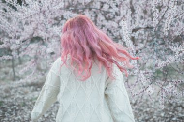 Pembe saçlı kadın Sakura Ormanı