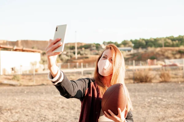 Mujer Usando Una Máscara Sosteniendo Una Pelota Fútbol Americano Usando — Foto de Stock