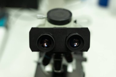 Laboratuvar ekipmanları çok yakın.