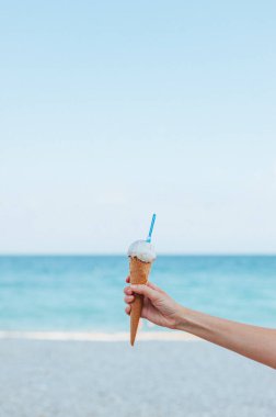 Dondurma ve kumsalda el ele tutuşmak