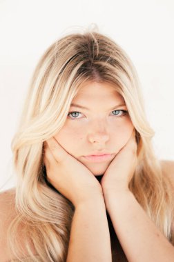 Beyaz arka planda muhteşem, iri yarı, genç bir kız. Vücut pozitifliği kavramı