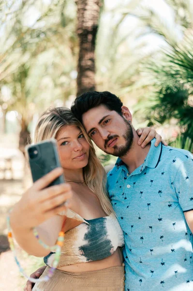 Bir Çift Selfie Çekiyor Tropikal Arka Plan Seyahat Kavramı — Stok fotoğraf