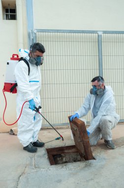 Dezenfekte, temizlik ve dezenfeksiyon. Coronavirus salgını profesyonel kontrol.