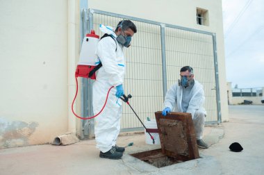 Dezenfekte, temizlik ve dezenfeksiyon. Coronavirus salgını profesyonel kontrol.