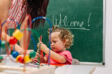 Anaokulu öğretmeninden sınıfta çocuğa destek