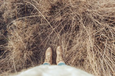 Altın tarlada kış botları