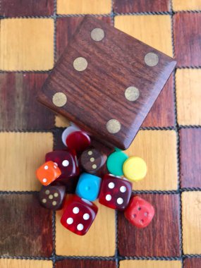 Satranç tahtasındaki zar. Tahta oyunu.