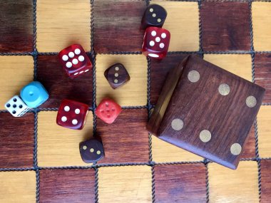 Satranç tahtasındaki zar. Tahta oyunu.