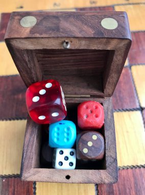 Satranç tahtasındaki zar. Tahta oyunu.