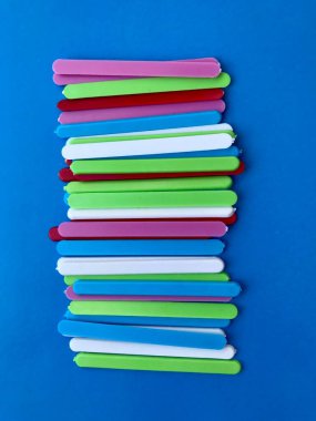 Mavi arka planda çok renkli çubuklar. Çocuk gelişimi için öğeler.