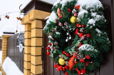 Özel bir evin çit kapısında Noel çelengi var. Güzel dekorasyon.