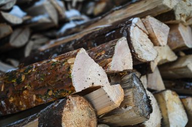 Yakacak odun yığınına yakın çekim.