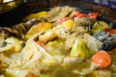 Kazanda sebzeli taze demlenmiş, lezzetli bir çorba. Lahana, havuç, kabak, patates..