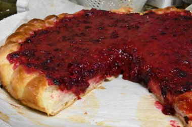 Dilimlenmiş taze dutlu turtayı yakından çek. Yaban mersinli lezzetli pasta.