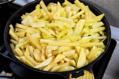 Tavada ev yapımı kızarmış patates. Yakın plan..