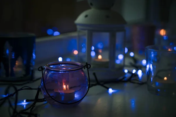 Close Van Brandende Theelichtjes Lantaarn Glazen Dorpel Blauwe Slinger Licht — Stockfoto