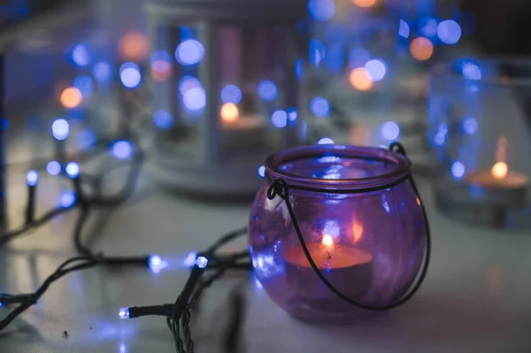 在灯笼中点燃茶灯 在窗台上点燃眼镜的特写 蓝色的花环灯 耶稣受难日的圣诞装饰 — 图库照片