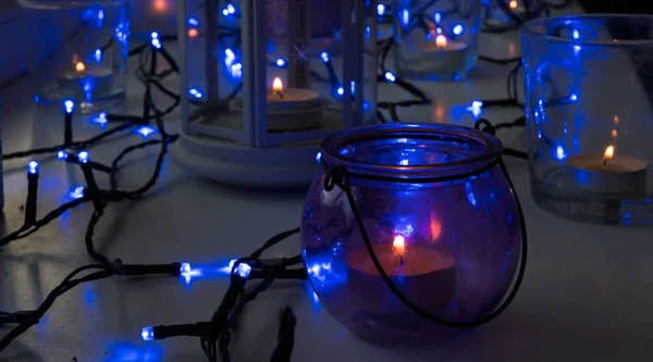 在灯笼中点燃茶灯 在窗台上点燃眼镜的特写 蓝色的花环灯 耶稣受难日的圣诞装饰 — 图库照片