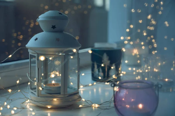 在灯笼中点燃茶灯 在窗台上点燃眼镜的特写 领灯花环 Hygge圣诞装饰概念 — 图库照片
