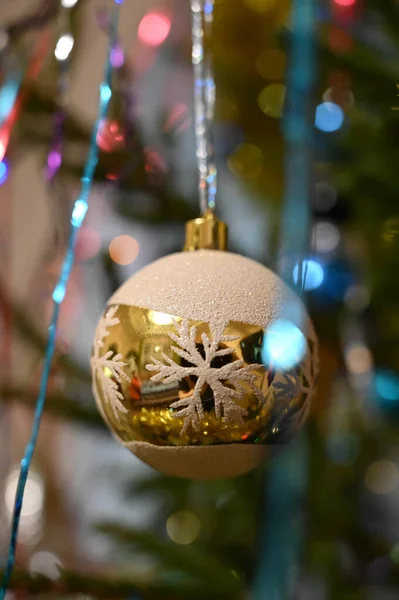 Süslü Noel Ağacında Asılı Kar Taneli Altın Top Yakın Plan — Stok fotoğraf