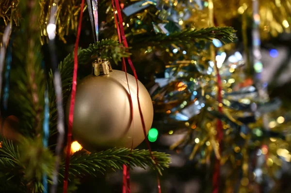 Noel Ağacında Asılı Duran Altın Top Yakın Plan — Stok fotoğraf