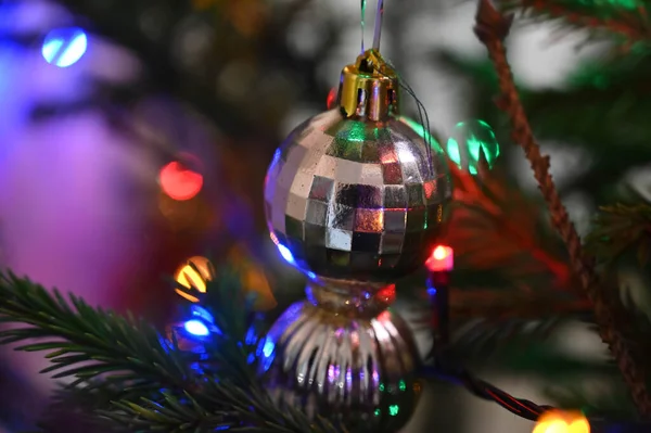 Noel Ağacında Asılı Güzel Bir Oyuncak Yakın Plan Yumuşak Bir — Stok fotoğraf