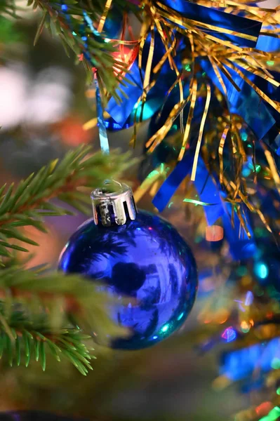 Süslü Noel Ağacında Asılı Küçük Mavi Bir Top Yakın Plan — Stok fotoğraf