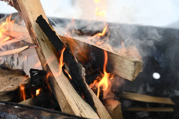 冬には錬鉄製の火鉢で薪を燃やしたりタバコを吸ったりすることができます 安全な火だ 屋外料理 — ストック写真