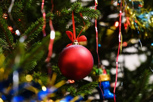 Süslü Noel Ağacında Asılı Kırmızı Kurdele Yayı Olan Kırmızı Top — Stok fotoğraf