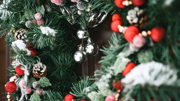 Kapısında Kar Olan Noel Çelengi Yakın Plan Güzel Dekorasyon — Stok fotoğraf