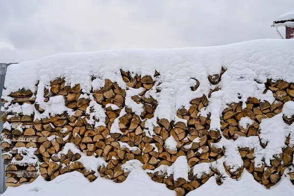 雪に覆われた木製の山 冬の薪 — ストック写真