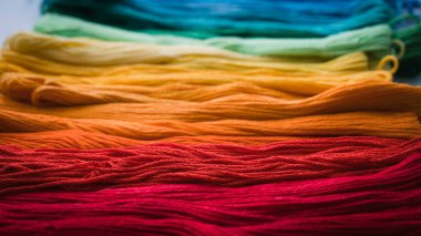 Nakış işlemek için çok renkli diş iplikleri. Gökkuşağı gradyanı. Yakın plan..