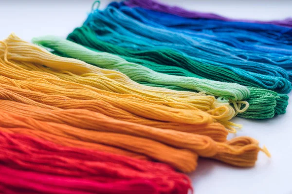 Разноцветные Нити Нити Вышивки Радужный Градиент Крупный План — стоковое фото