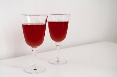 Masada şarap olan birkaç kadeh yakın plan. Beyaz arkaplan.