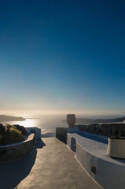 Yunanistan 'ın Santorini adasındaki Imerovigli' nin beyaz mimarisi. Ege denizi ve kalderası manzarası.