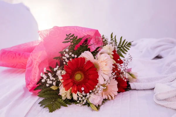 Detailní Záběr Kytice Krásných Květin Bílém Lůžku Hotelu Romantické — Stock fotografie