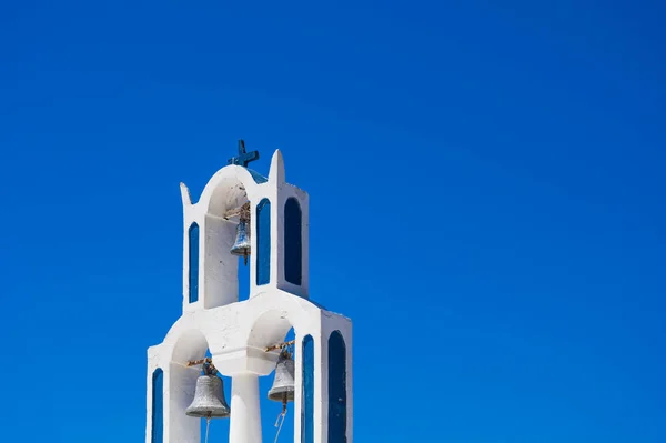 Campanario Blanco Azul Iglesia Ortodoxa Griega Tradicional Isla Santorini Cielo —  Fotos de Stock