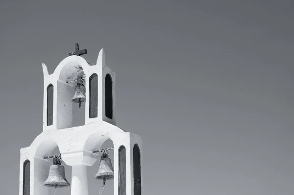 Campanario Iglesia Ortodoxa Griega Tradicional Isla Santorini Con Cielo Fondo —  Fotos de Stock