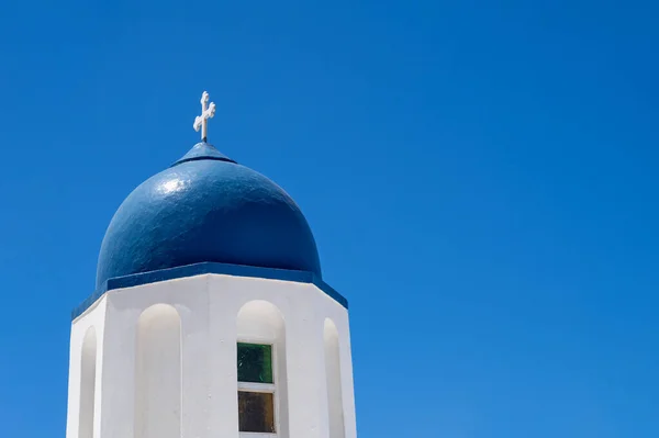 Campanario Blanco Azul Iglesia Ortodoxa Griega Tradicional Isla Santorini Cielo —  Fotos de Stock