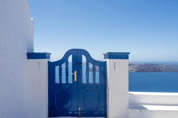 Маленькая Традиционная Деревянная Дверь Острове Санторини Закрытая Голубая Калитка Вид — стоковое фото