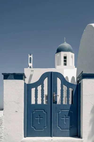 Liten Trädörr Till Traditionell Grekisk Ortodox Kyrka Santorini Stängd Blå — Stockfoto