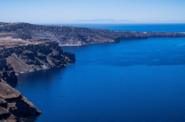 Caldera manzarasının manzarası. Yunanistan 'daki Santorini Adası. Kayalar ve Ege Denizi.