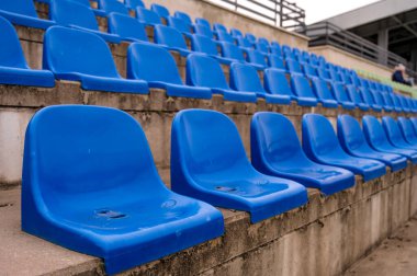 Mavi boş stadyum koltukları.